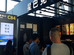 等位区-星巴克(浦东机场T2到达店)