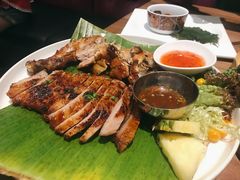 炭烧猪颈肉拼辣鸡-星叶·东南亚料理(宁波万象汇店)