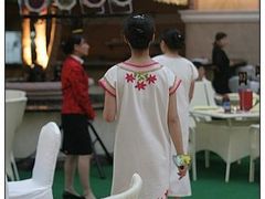 偷拍美女服务员-国宾酒店-花园咖啡自助餐厅(北营房中街店)