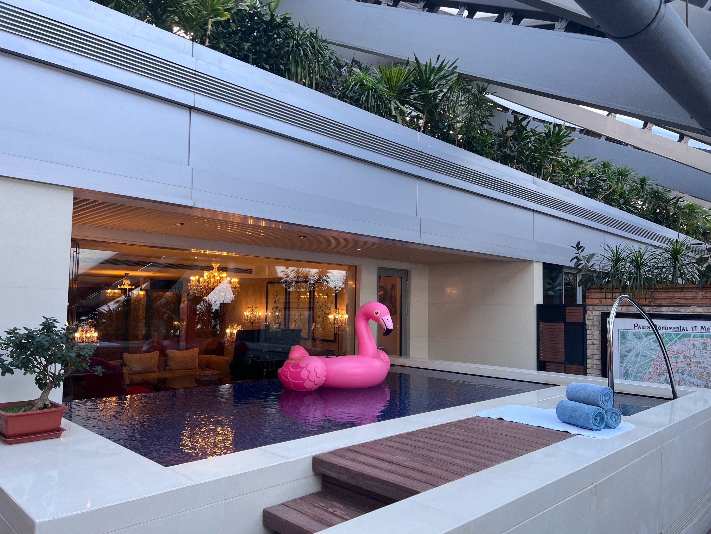 每逢节日懒得跑太远去郊区就索性到定怡亨的豪华澜池套房来过节了