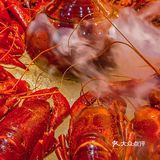 这家开了十几年的龙虾馆子龙虾个头越来越大了！吃起来太带劲啦！