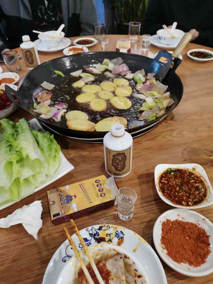 陆记贵州烙锅(大石店)-"有蘸水和辣椒面两种蘸料,今天两个都要,烙.
