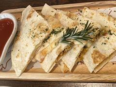 -Chom Cafe and Restaurant