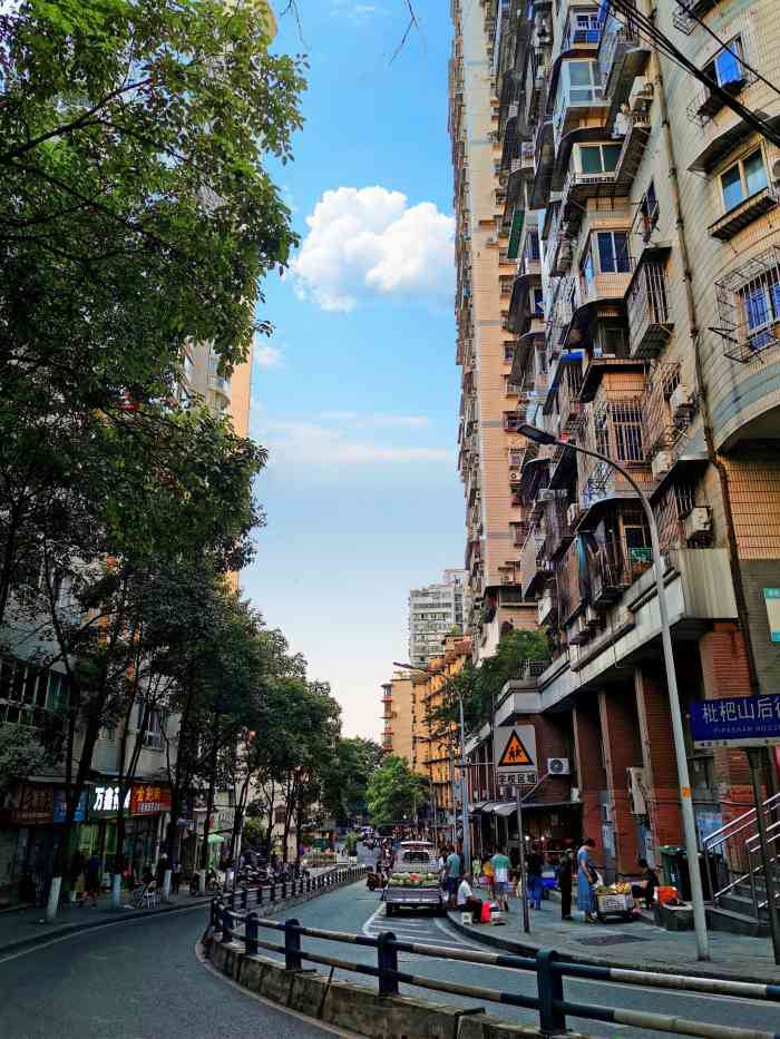 枇杷山后街小区-"吃熊猫火锅偶遇枇杷山后街一厂原创风貌街,.