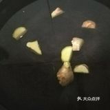 鸡肉搭配丝瓜做的丝瓜肉汤