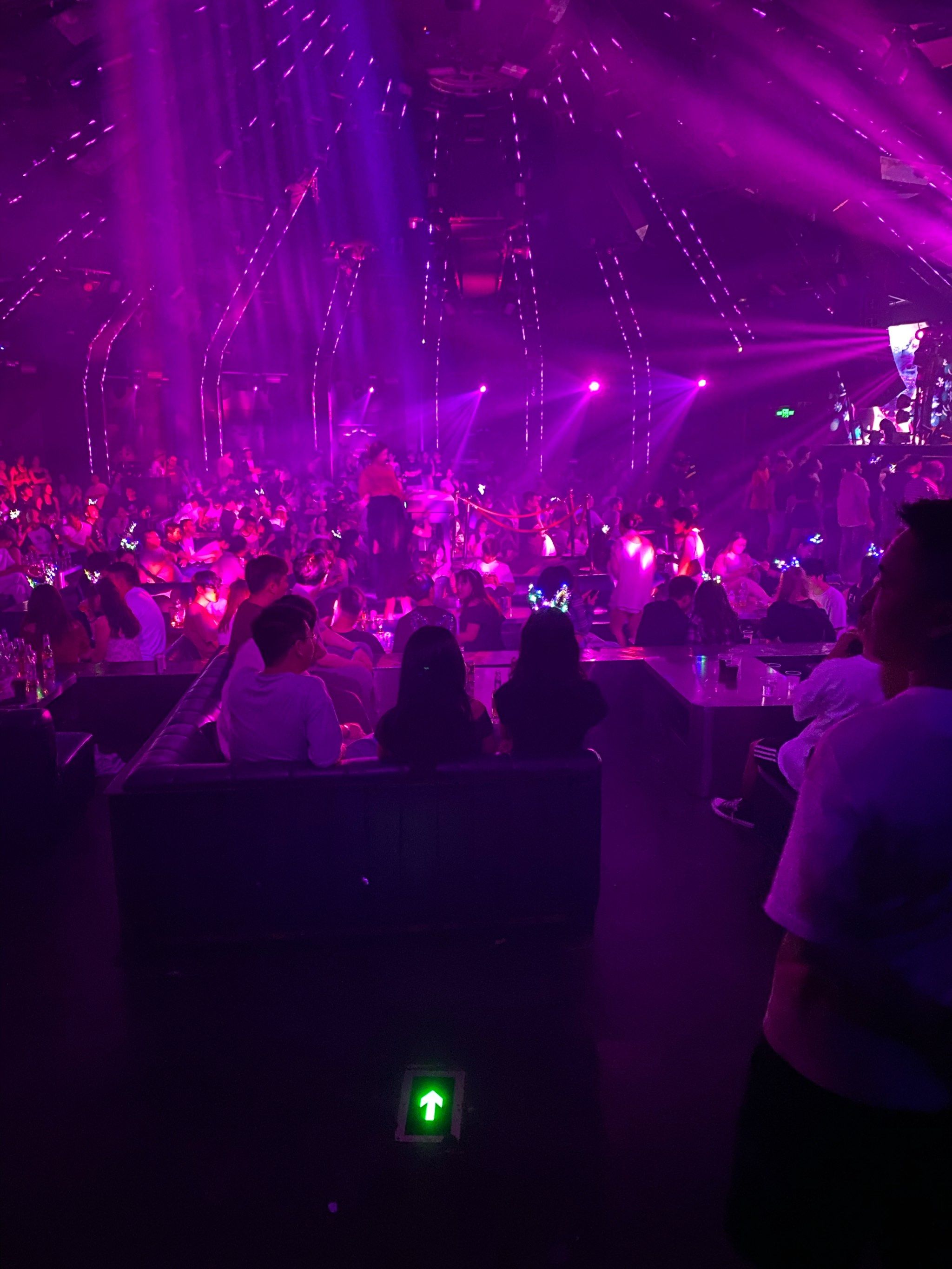 夜店狂欢不思归