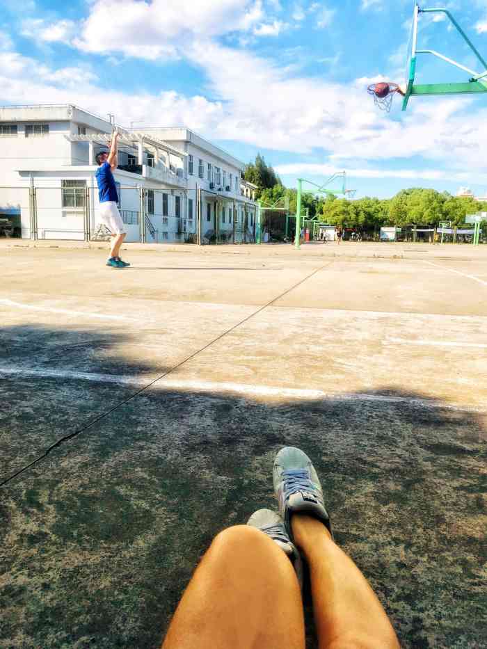 上海大学篮球场-"设施有点老旧,但是地方还是非常的大.