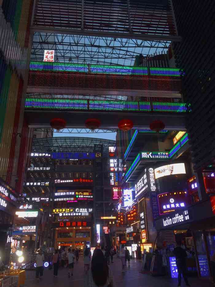 得意世界-"得意世界负一楼很多餐馆,看起来还不错,因.