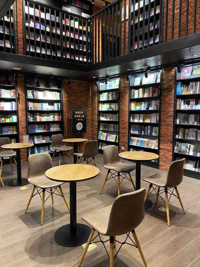 钟书阁(银泰中心in99店)-"聚餐到早了,于是到书店逛逛工作日的傍晚.