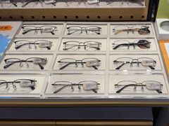 -LOOK眼镜·蔡司依视路配镜(宝山万达店)