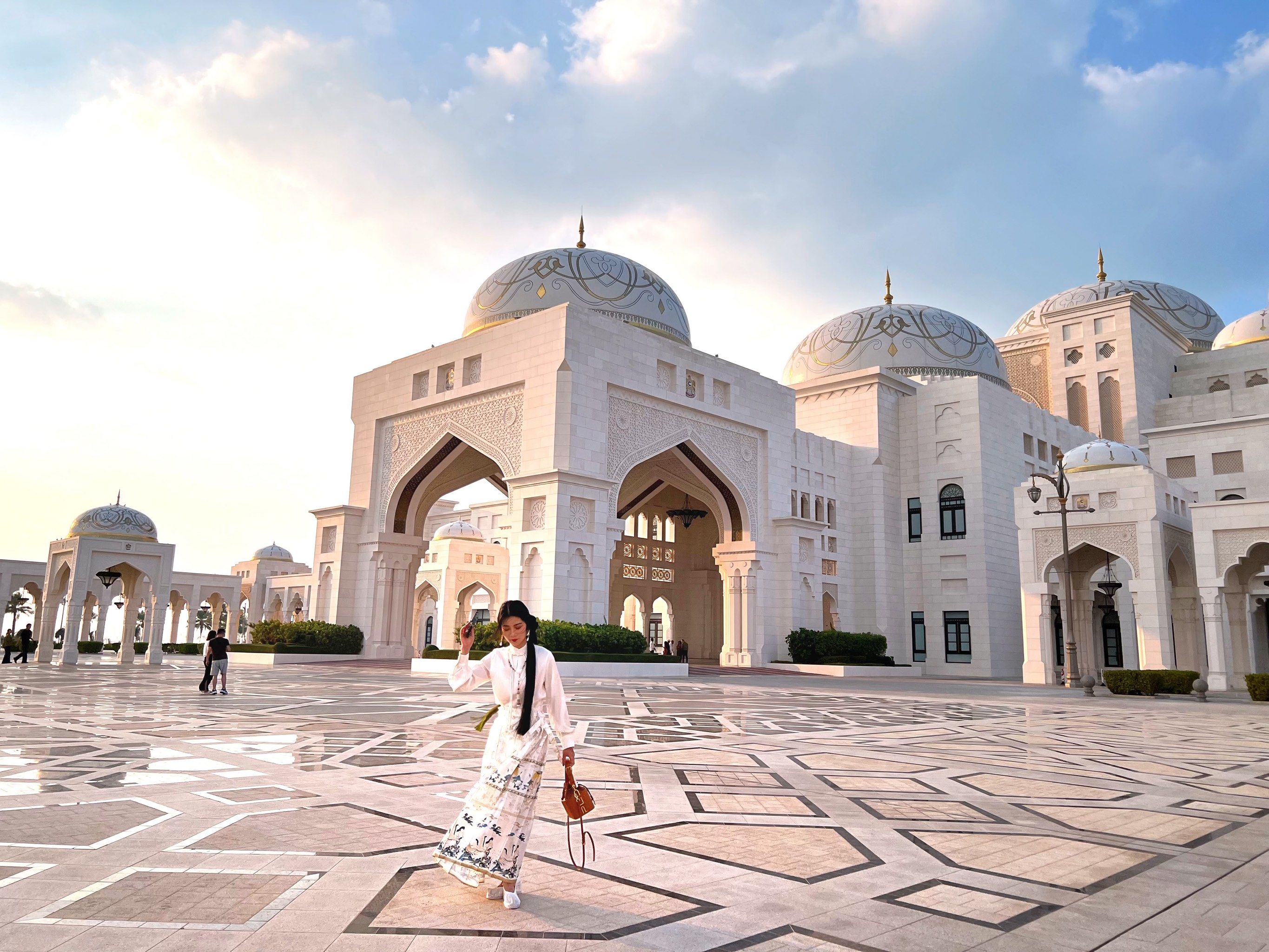 阿布扎比总统府 12/2祝贺阿联酋