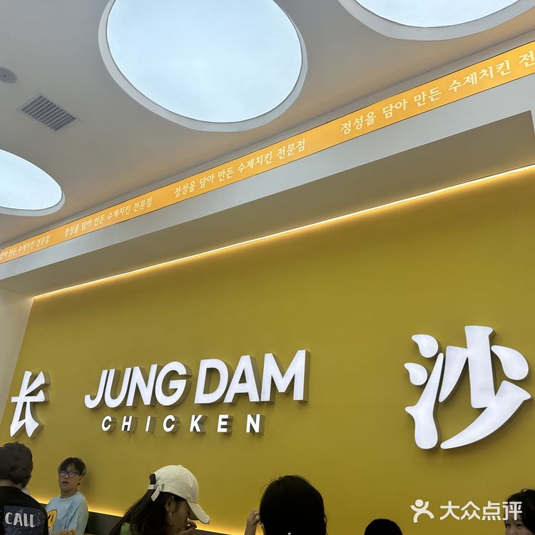 一家开在德思勤“胖东来”旁边的韩式炸鸡店