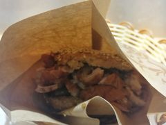 烧饼夹肠头-肠王卤煮(西单食宝街店)