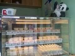 面包甜点陈列柜-六时安·熊猫张甜品店(东关街店)