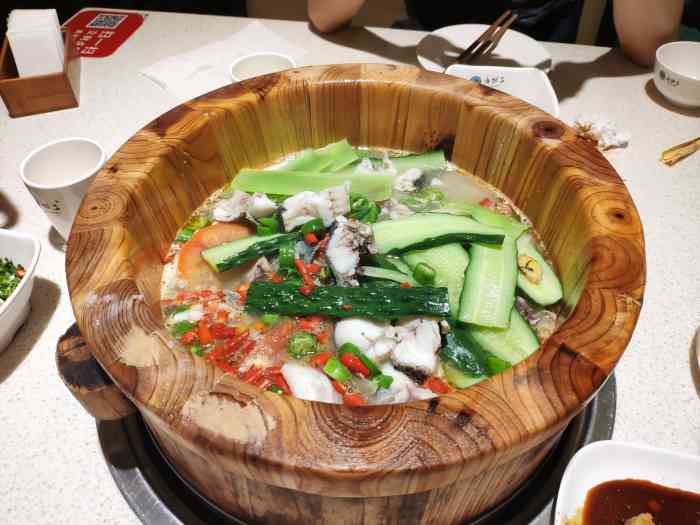 渔猫子木桶鱼-"翻手机相册才想起上次和父母一起吃的特色木.