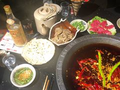 -茅草房·河畔园林火锅