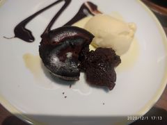 巧克力熔岩蛋糕配香草冰淇淋-萨莉亚意式餐厅(杭州滨江天街店)