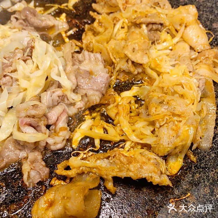 小菜是送的。最好吃的是酸菜烤五花肉，吃起来也不腻