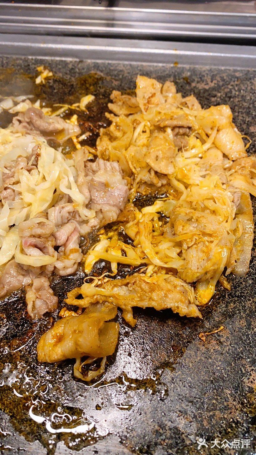 小菜是送的。最好吃的是酸菜烤五花肉，吃起来也不腻