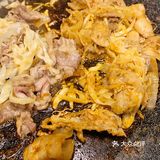 小菜是送的。最好吃的是酸菜烤五花肉，吃起来也不腻