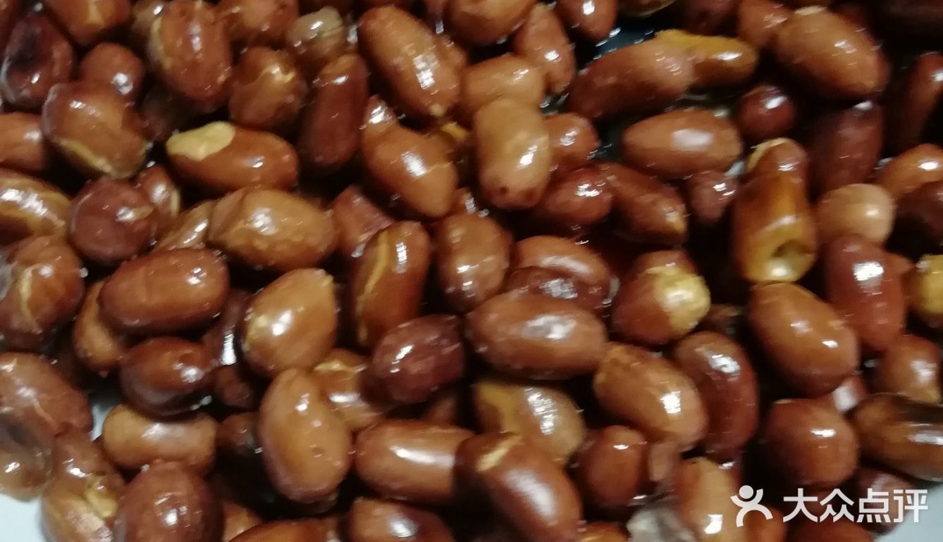 做好了蒸凉皮，都弄好了切点黄瓜丝、面筋，把凉皮拌起来