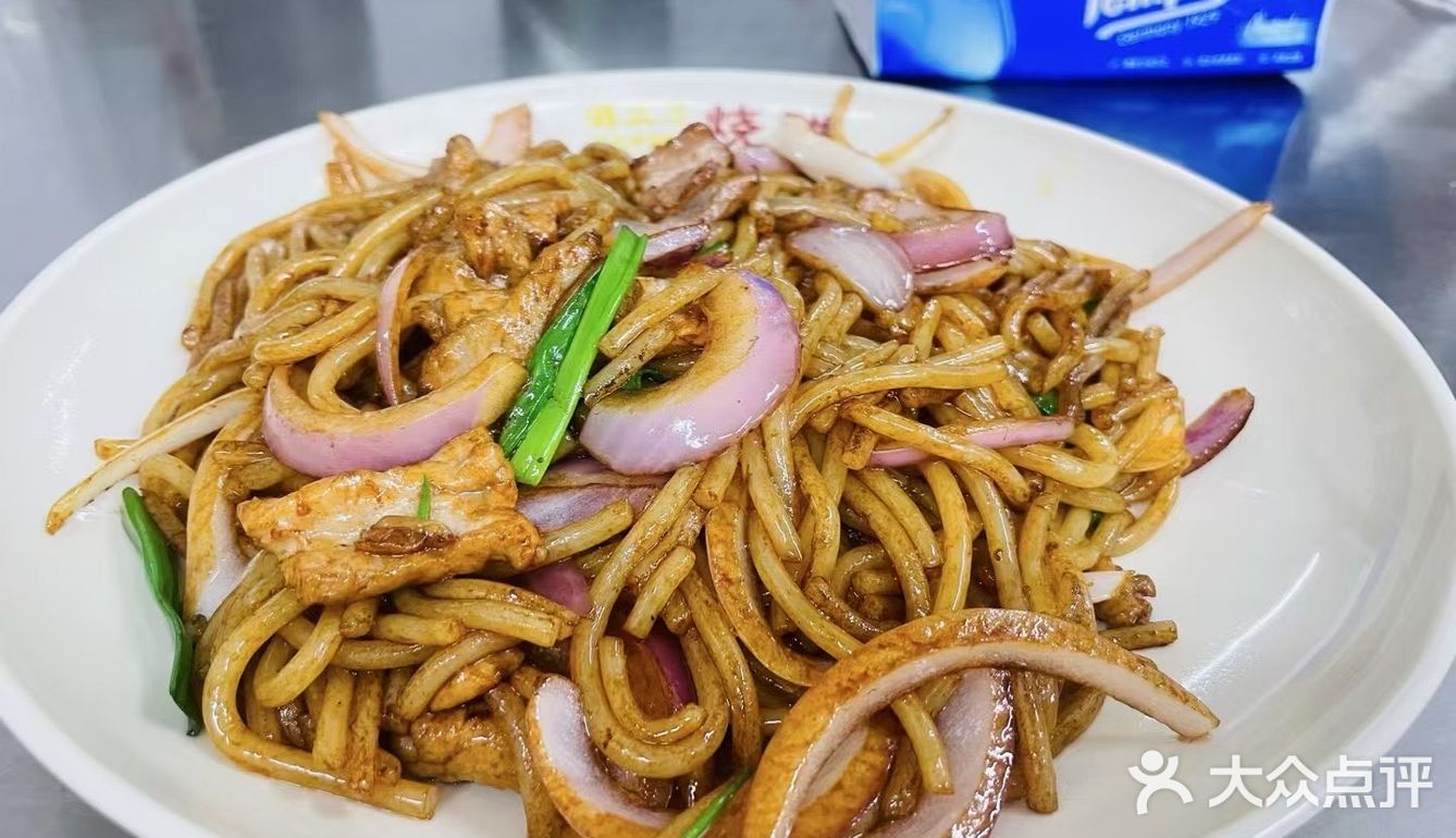 酒立方宵夜档位于常平的繁华地段，交通便利