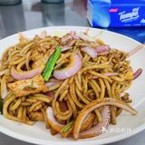 酒立方宵夜档位于常平的繁华地段，交通便利