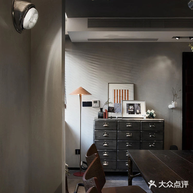 看完暗黑系工业风，其它风都“过时”了？
