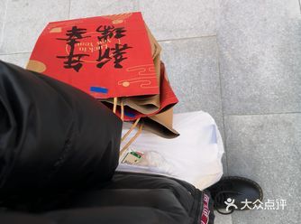 为了保证生活物资的供应，超市员工依然每天都要上班