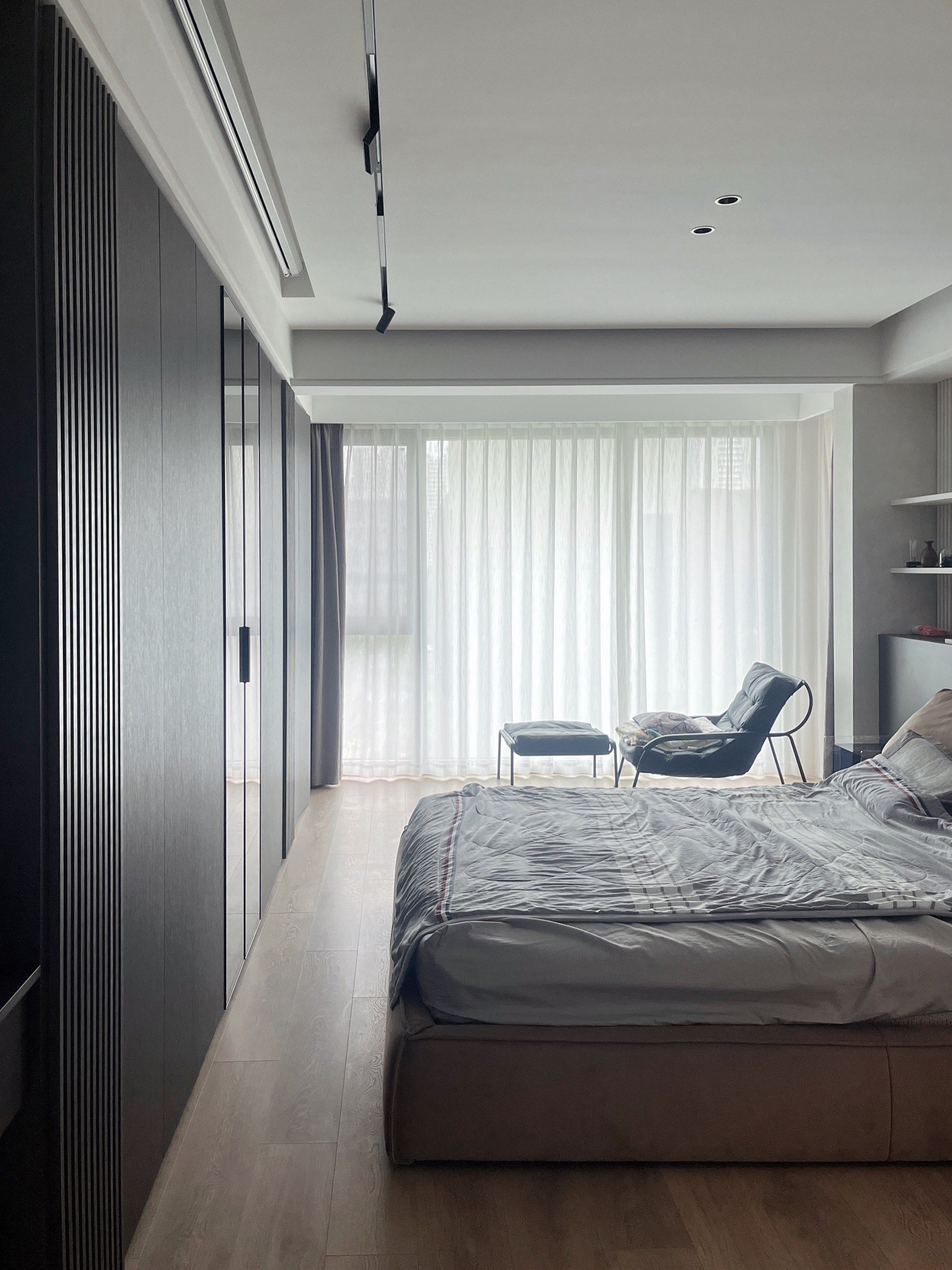 卧室做黑白灰系配色,高级感十足