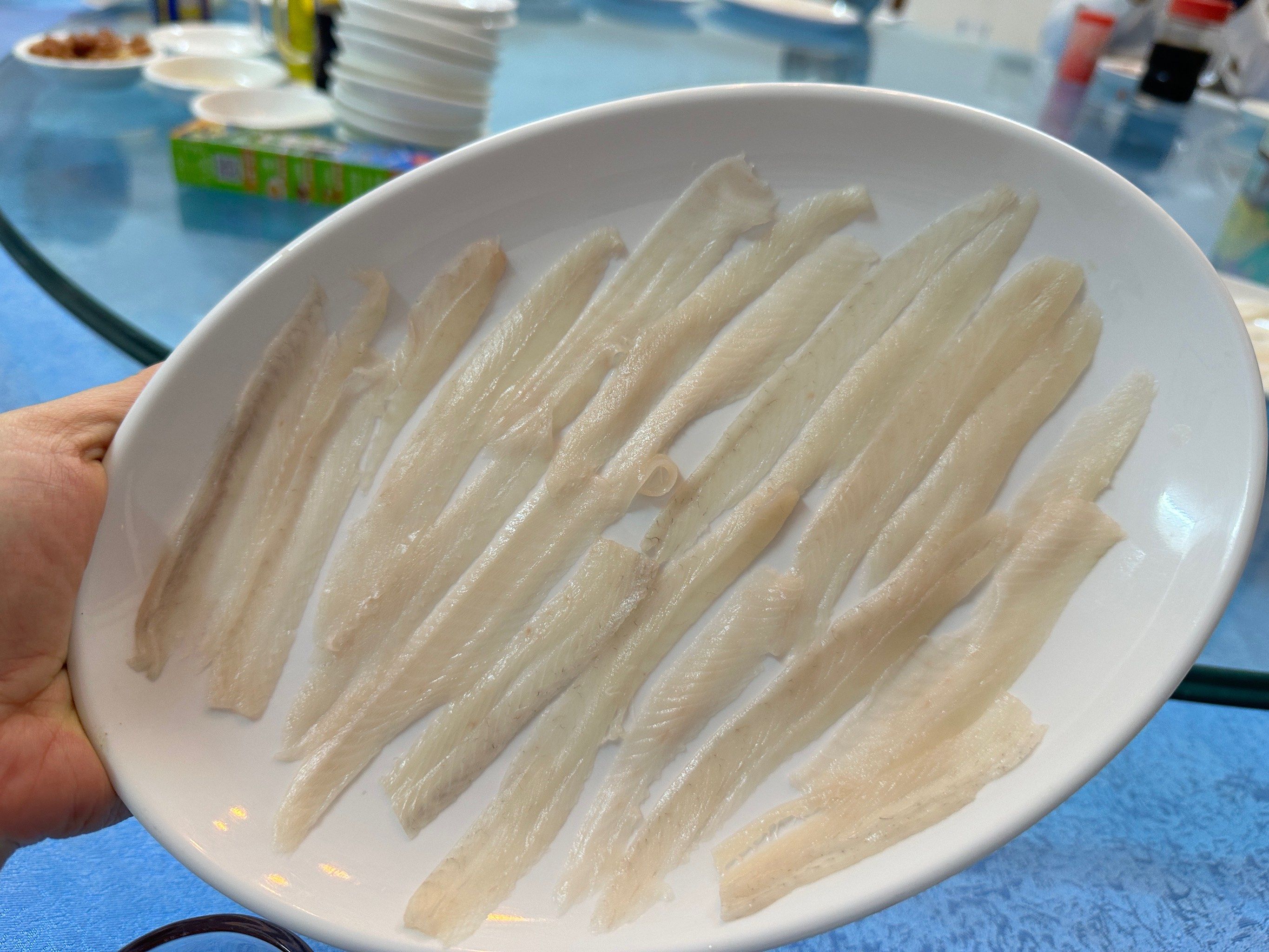 顺德鱼生出名,常规是吃鲈鱼,草鱼,这里出名的是吃黄鱼生距黄脚立鱼生