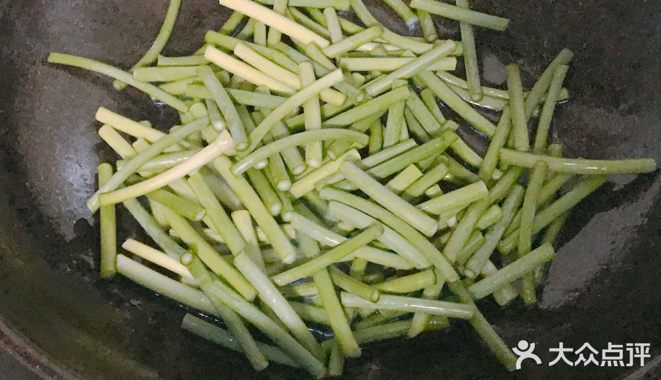 超简单快手又润肠通便的绿豆芽炒蒜苗