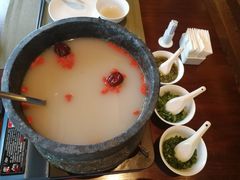 松茸石锅鸡-林芝工布庄园希尔顿酒店-猎味中餐厅