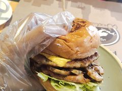 牛肉蘑菇起司汉堡-遇见西木美式餐厅(体育路店)