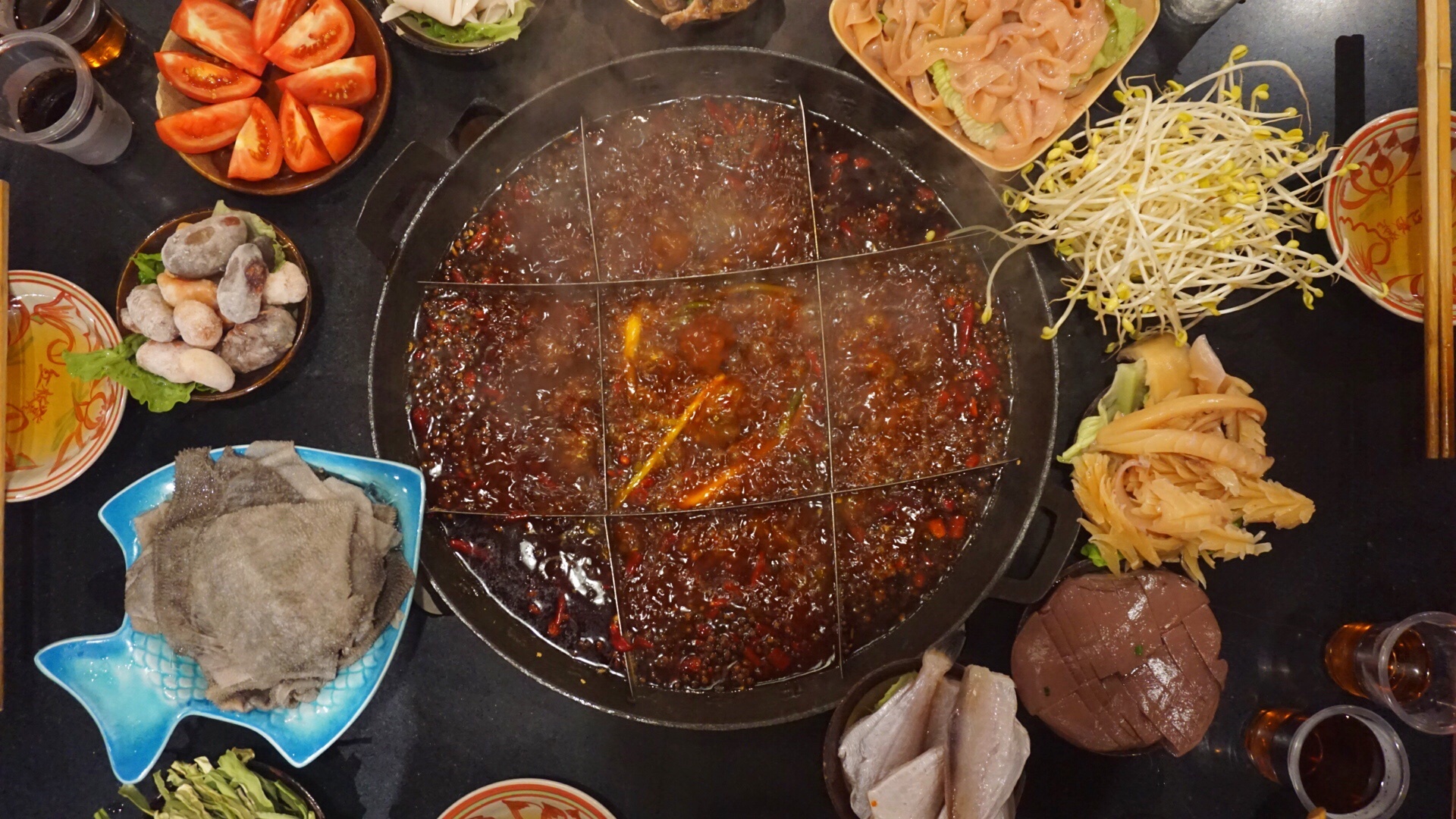 在重庆吃的第一顿火锅,红板凳火锅