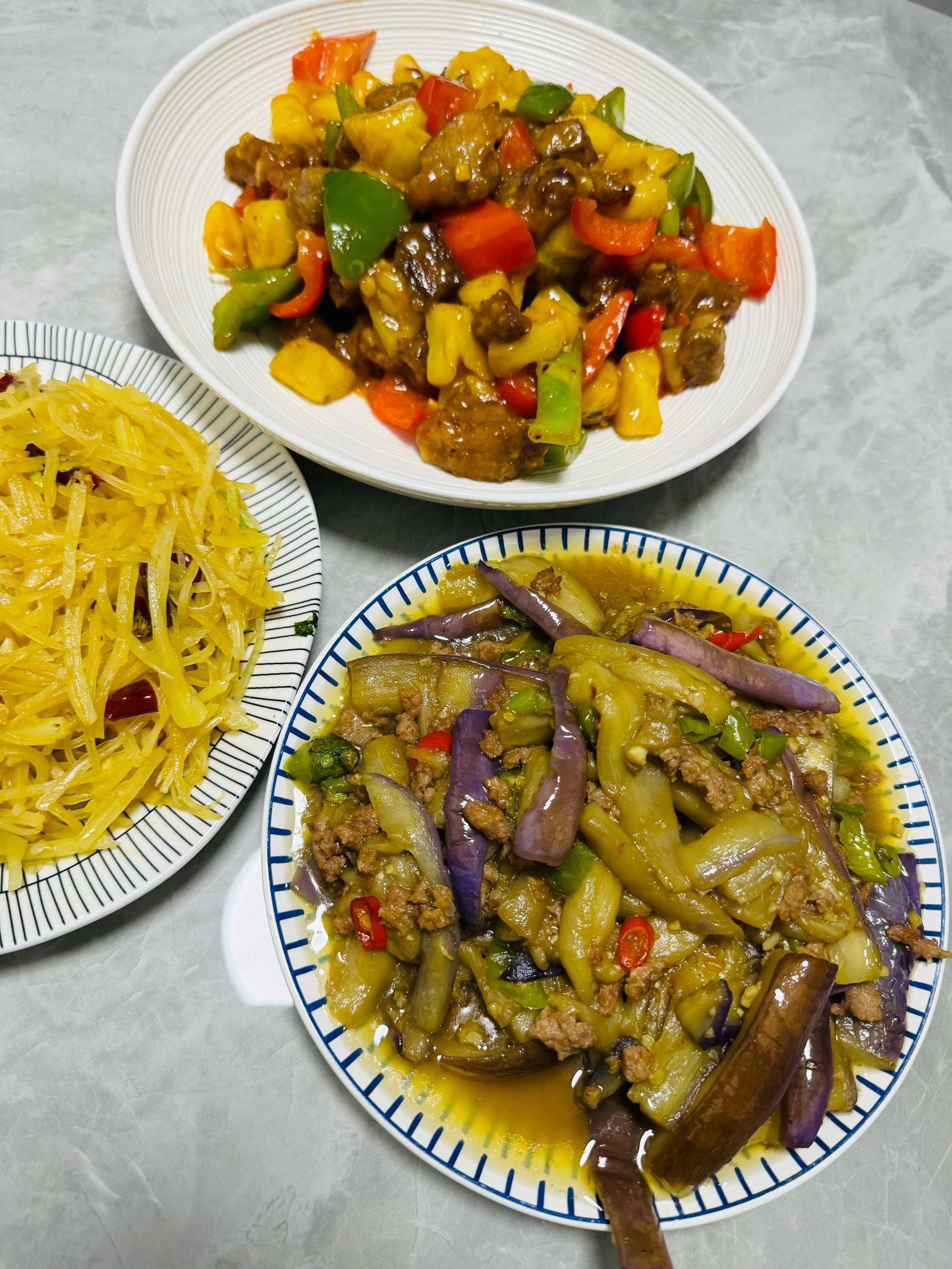 n 🍍菠萝咕噜肉 里脊肉提前腌制好 油炸后加入菠萝 菜椒翻炒出锅