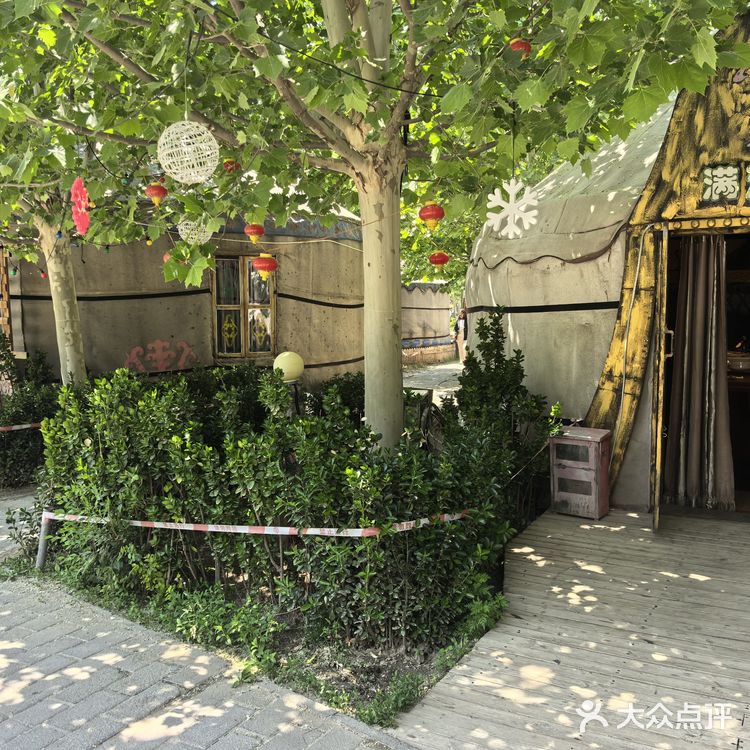 团购套餐是不能约小蒙古包的 大的蒙古包会有节目表演