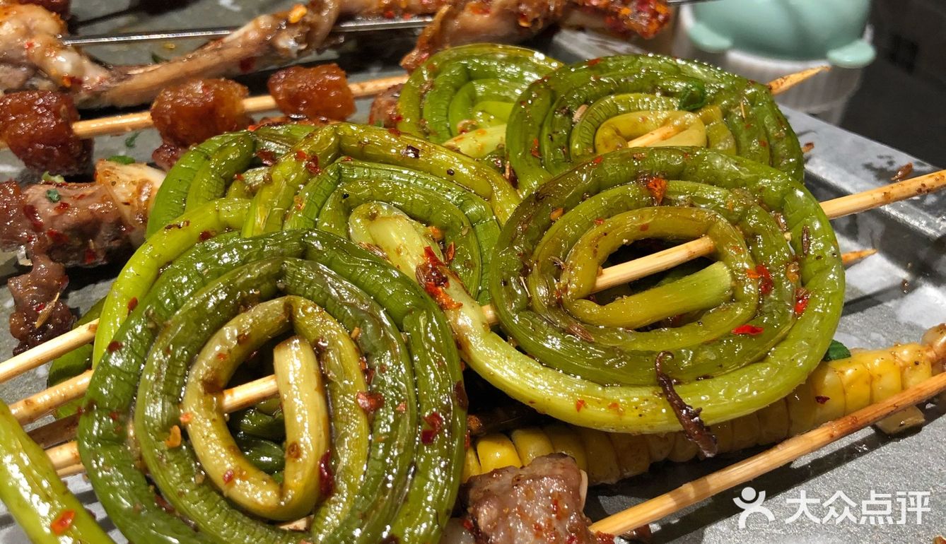记得上次是在县正街吃的炸炸炸,这个是老店是做烧烤的