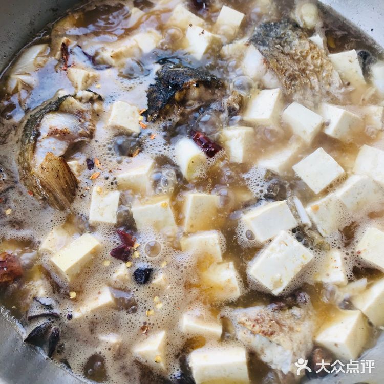 鲜美的梭鱼炖豆腐
