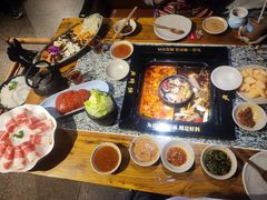 -老牌坊云南鱼豆花火锅(哈西万达店)