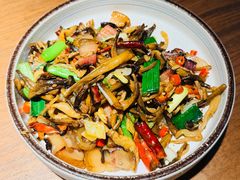 茸菇烟笋炒土腊肉（土猪肉）-云海肴·汽锅鸡·云南菜(美罗城店)