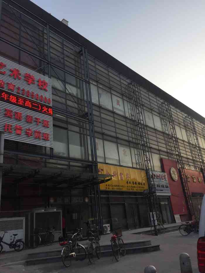 万和商业广场-"这里现在已经不行了,看不见很多人,门口的.