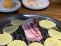 厚切猪肉-·缸桶屋·韩式牛肋条自助烤肉(西湖D11店)