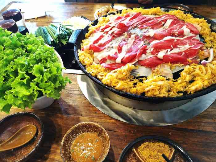 香喷喷烤肉(车站路店)-"服务员大姐一直在帮忙烤肉,我们只负责踏实.