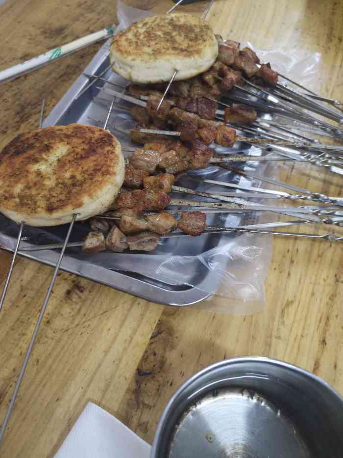 李铭猪肉串(中山公园总店)-"[薄荷]环境:很好找就在中山公园门口,.