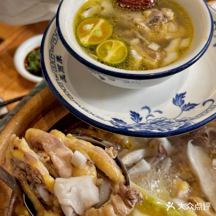 十一合村这家鸡煲火锅，“椰”没和你商量！