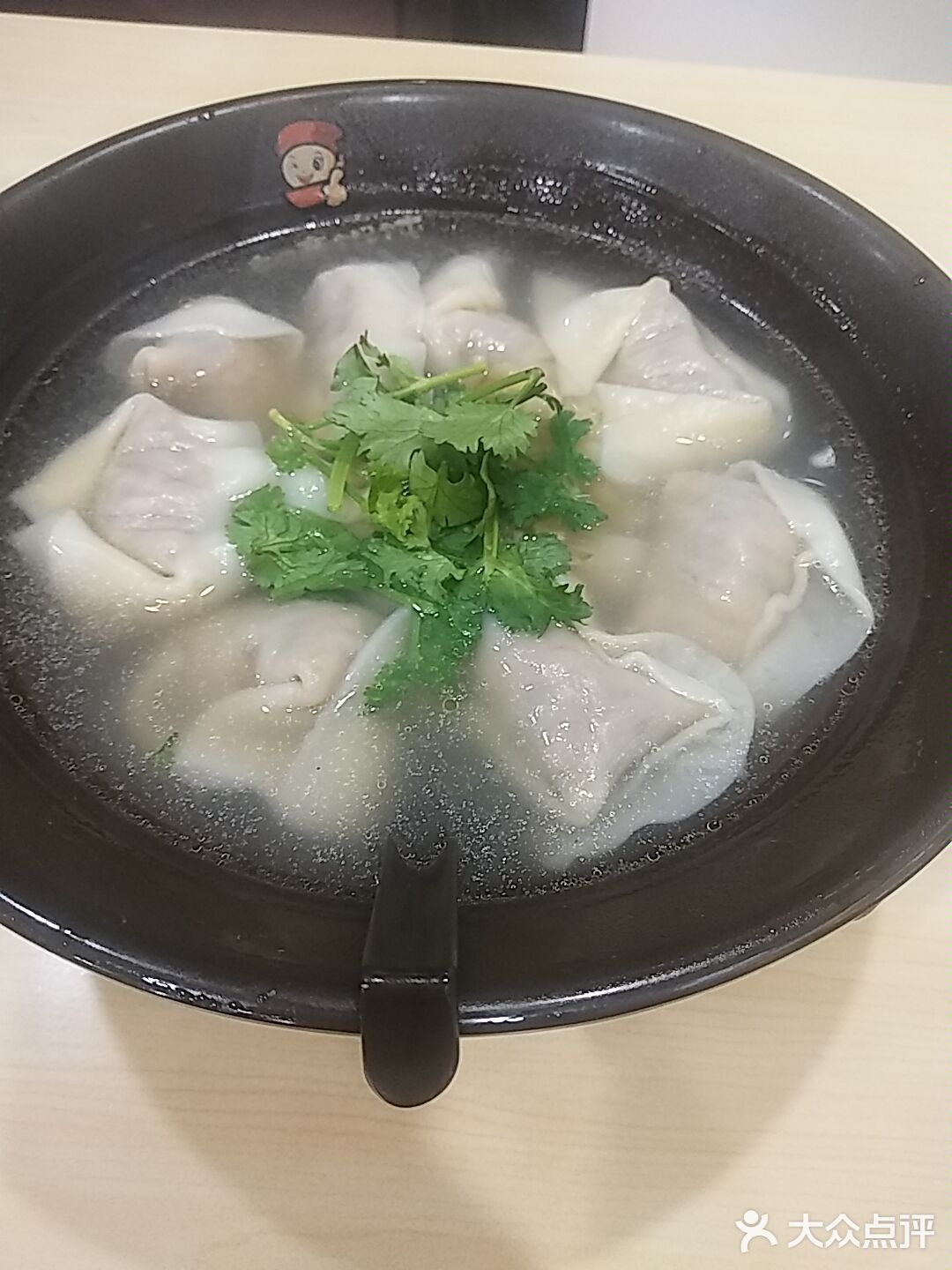 如意馄饨应景的推出了蟹黄馄饨，里面蟹黄蟹肉清晰可见