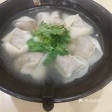 如意馄饨应景的推出了蟹黄馄饨，里面蟹黄蟹肉清晰可见