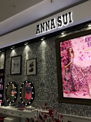 -ANNA SUI