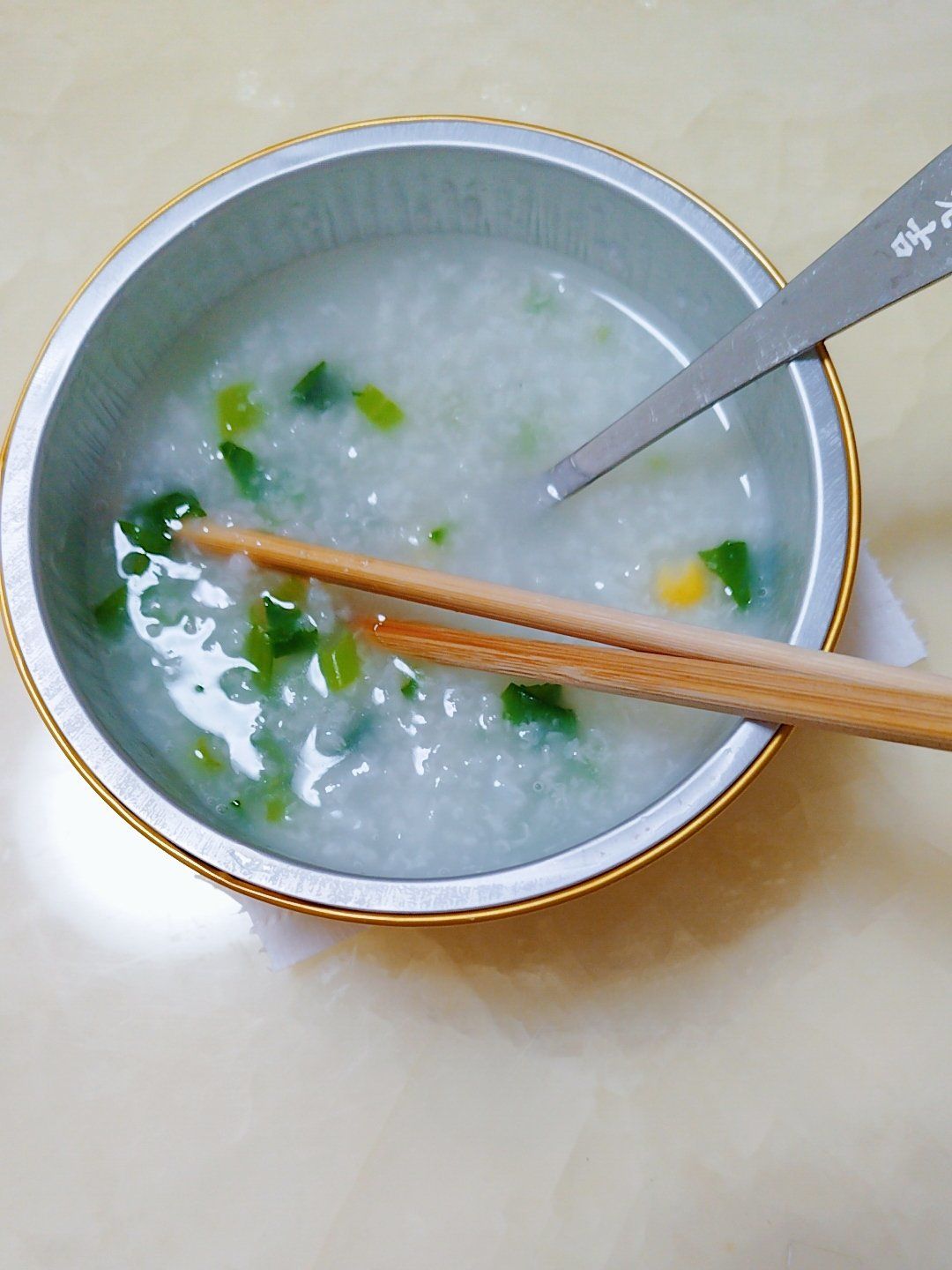 今天点了咸鱼茄子煲和青菜玉米粥,收到打开